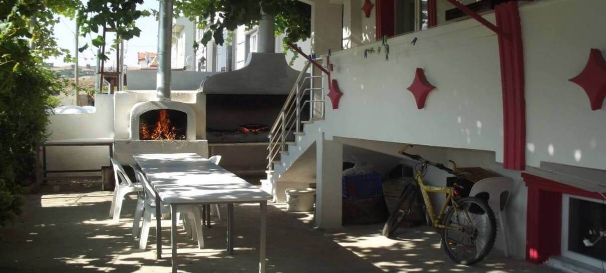 Gökçeada rüya pansiyon bahçe mangal